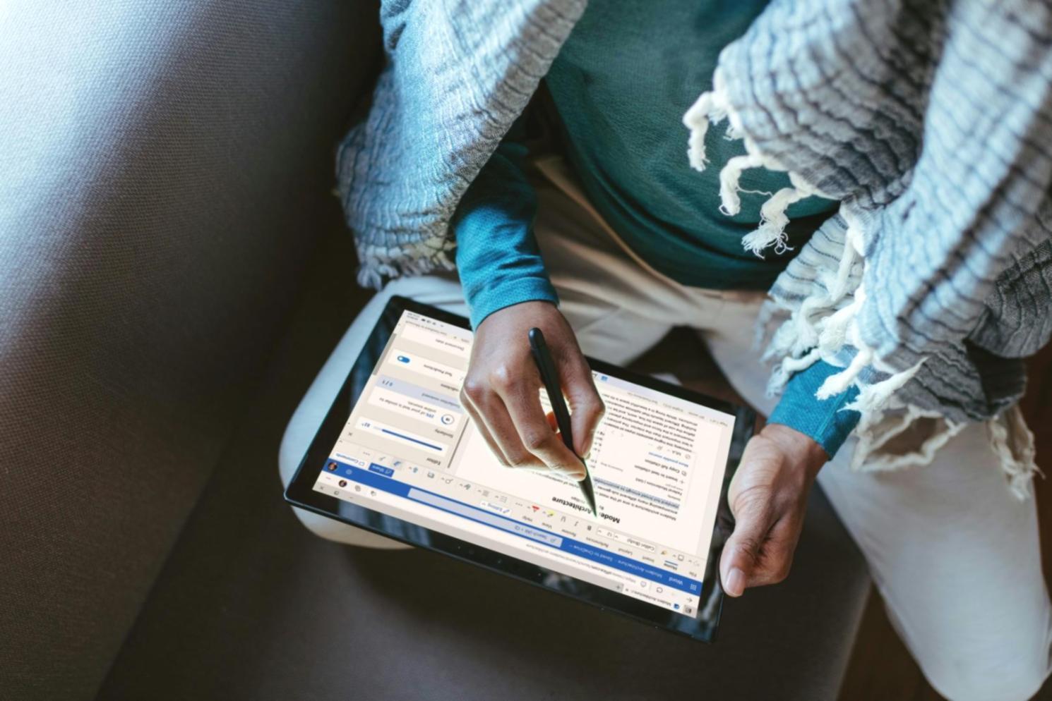Groupe de professionnels travaillant ensemble sur un projet marketing collaboratif